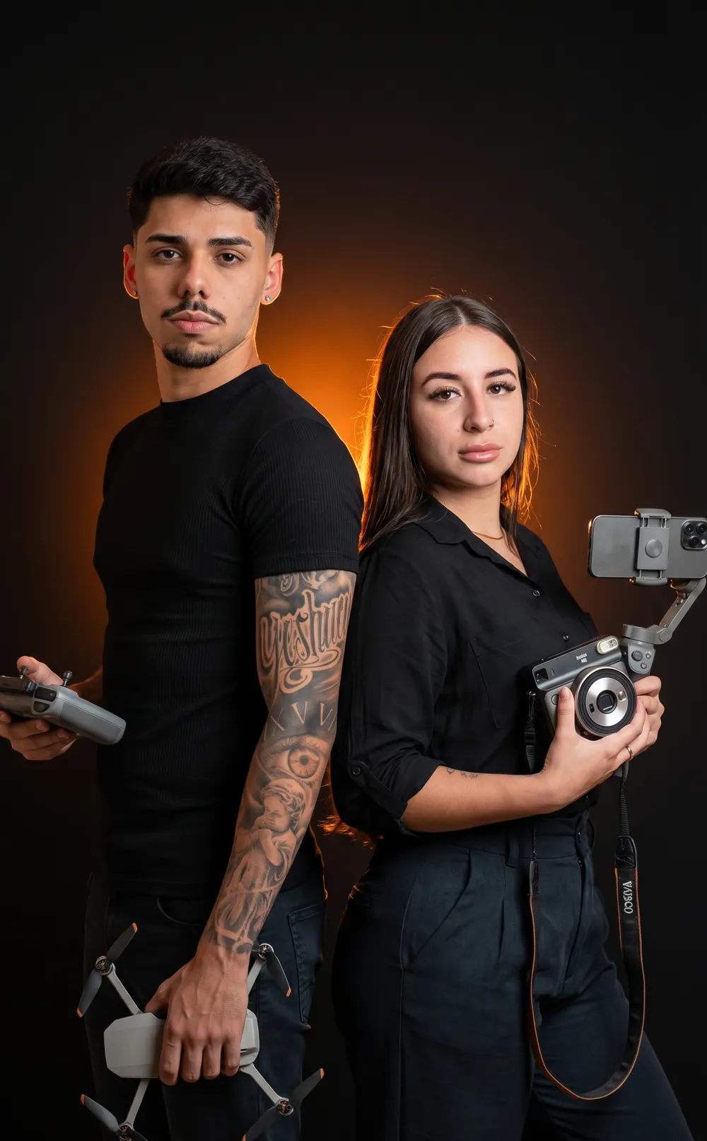 Equipe da GAV Mídia com drone, câmera e estabilizador